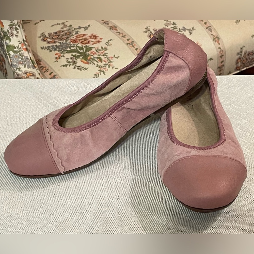 Vionic Women's Tina Cap Toe Flats Size 8 Wide